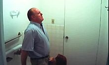 Küçük göğüslü bir kadın banyoda kirli bir oral seks yapıyor