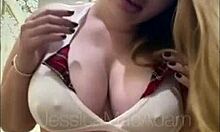 18-jarige amateurmeisjes met grote borsten raken opgewonden voor de camera