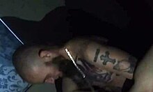 La esposa tatuada se somete a su marido en un video caliente