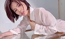 Una bella donna asiatica viene strappata e bagnata in un video softcore senza censura