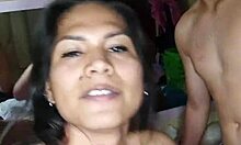 En este video hardcore, una adolescente latina de trasero grande se lo toma a su vecina
