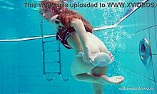 Nina Mohnatka, o adolescentă, îşi arată sânii mari şi fundul fierbinte în piscină