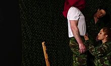 Una donna inglese si veste come una milf rossa dell'esercito per un trio