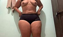 सौतेली बहन के वीडियो में छिपे हुए कैमरे पर पकड़ा गया बड़ा काला लंड