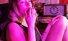 Η μικρή μου αδερφή καπνίζει τσιγάρο και γίνεται άτακτη στο σεξ βίντεο της φίλης της στο σπίτι