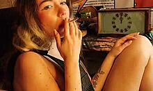 אחות צעירה מעשנת סיגריה ומתולתלת בסרטון סקס ביתי עם חברה