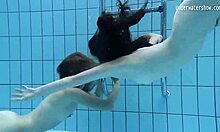 Ruské dievčatá Clara Umora a Bajankina sa oddávajú horúcej akcii pod vodou