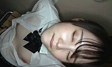 Японская школьница Юдзу Чанс эротично просыпается