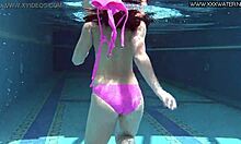 Video buatan Jessica Lincoln menampilkan seorang wanita seksi yang melakukan penetrasi ganda di kolam renang